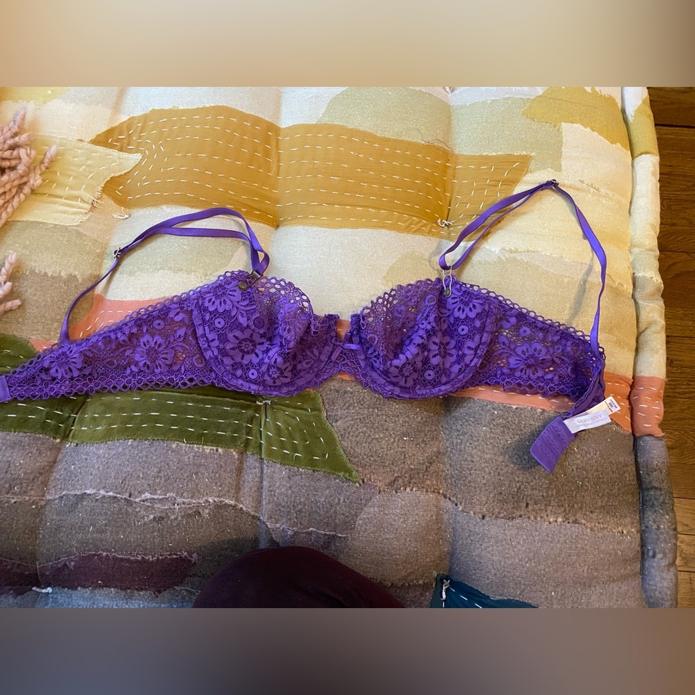 Victoria’s Secret Very Sexy purple 36B Balconet, one of my faves! Peekaboo vibes
